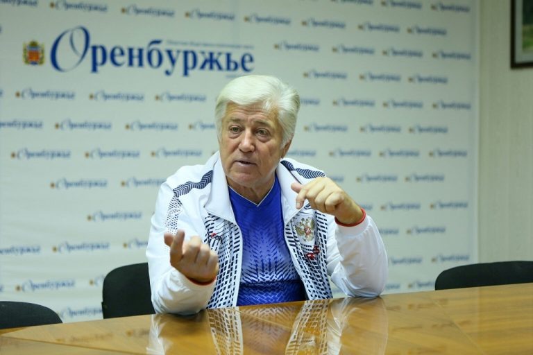    Оренбургского тренера Геннадия Чеботарёва Президент наградил Почётной грамотой Антон Пичурин