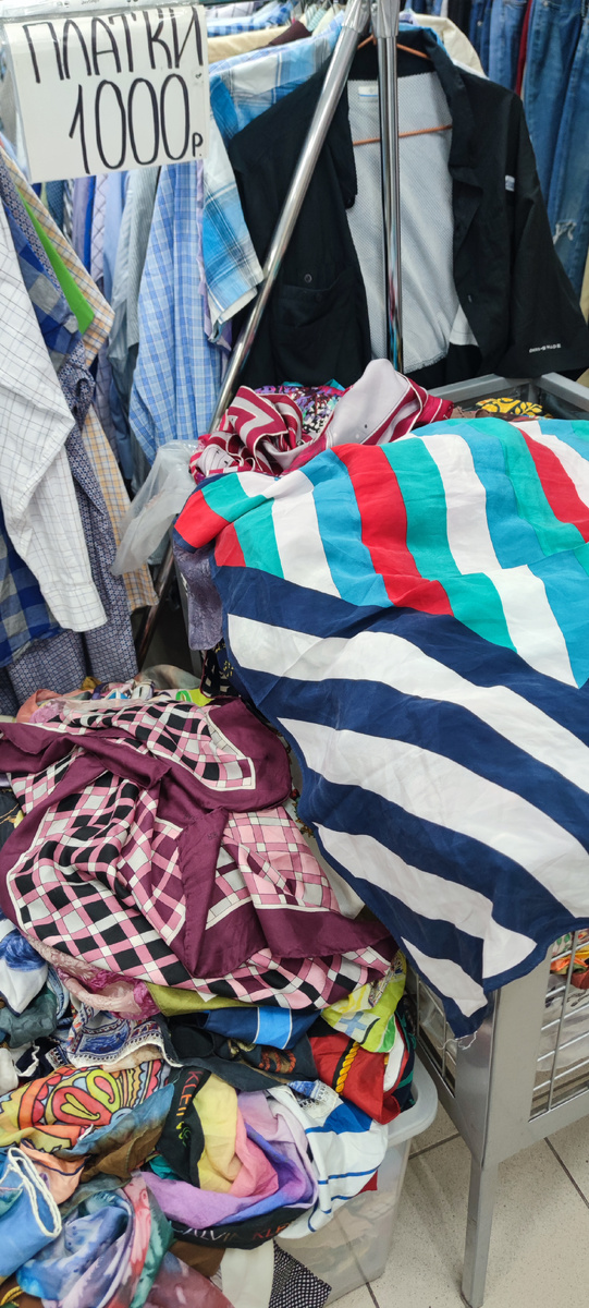 Собственно вот эти два ящика, набитые шёлковыми платками, полиэстеровых мне попалось лишь несколько штук. 