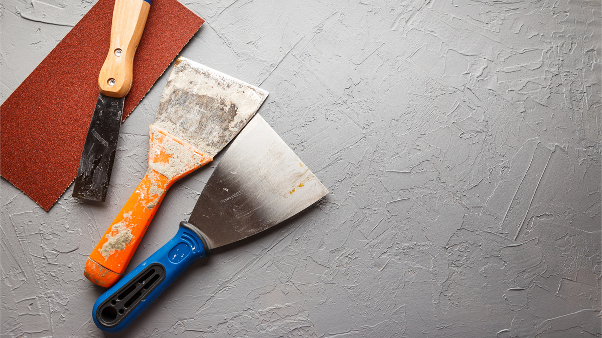 Крупные фрагменты, как правило, удаляют при помощи шпателей, стамески или наждачной бумаги