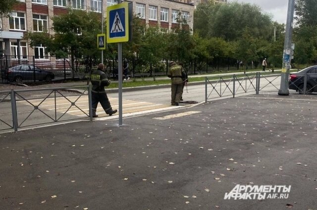    Сотрудники находились возле детской краевой больницей и школой. Фото: АиФ/ Иван Колобов