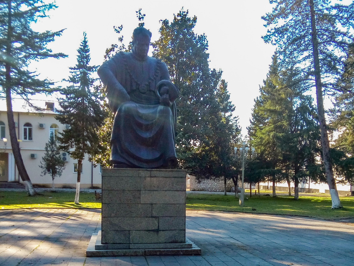 Памятник И. Векуа в одноименном парке г. Гал, фото январь 2017 года