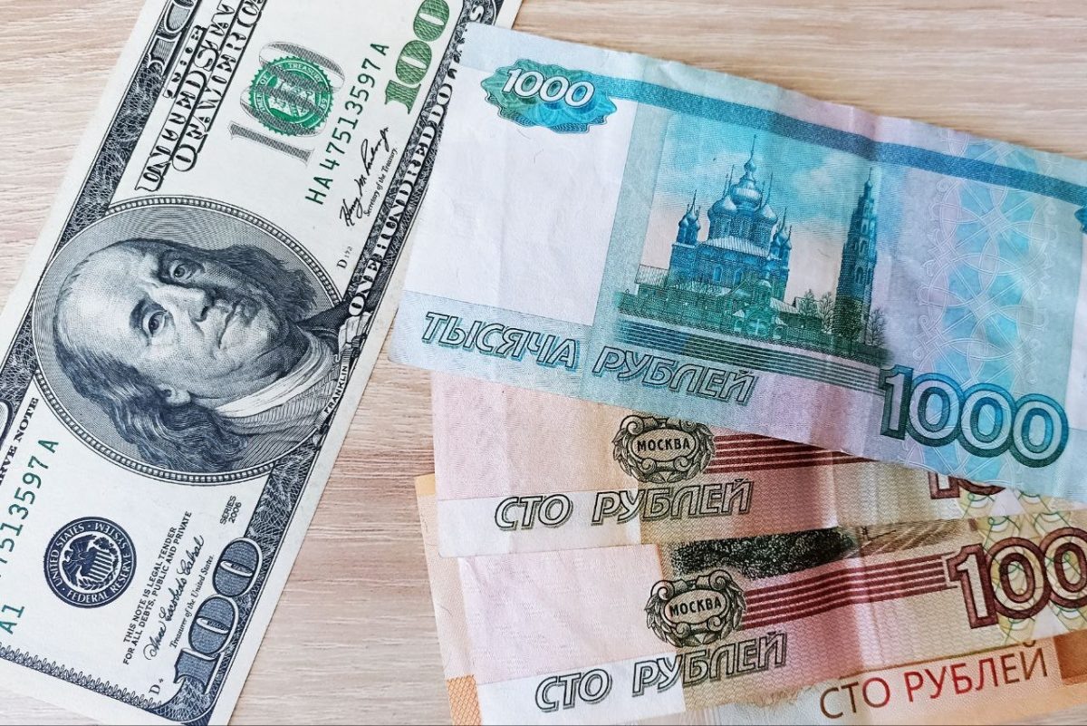    В сентябре курс доллара будет колебаться в пределах 77-85 рублей