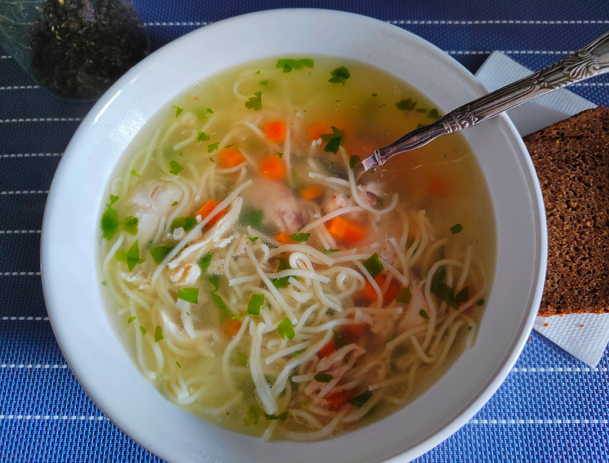 Лапшу делала не я - угостила мамина подруга. Для нарезки она использует лапшерезку, поэтому так тонко и ровно получается 🤗