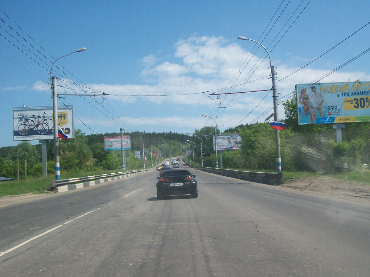 С правого берега на левый. Впереди Майская гора.