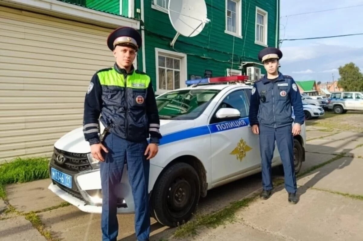    Экипаж ДПС в Коми спас ребёнка с открытой раной правого бедра