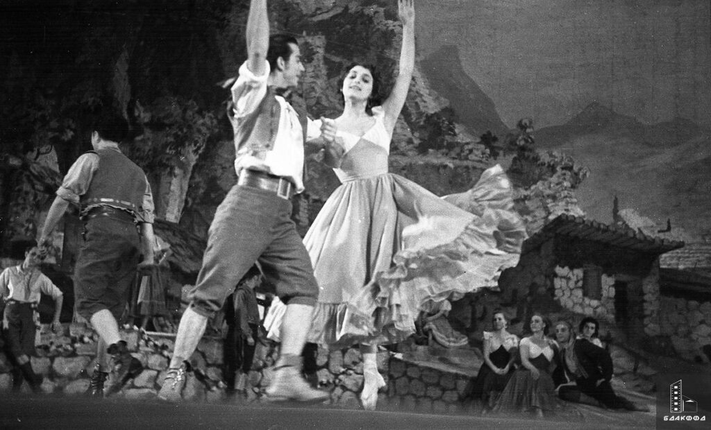 Сцена из балета «Лауренсия» в постановке Государственного ордена Ленина Большого театра оперы и балета БССР. В партии кавалера — Георгий Мартынов, в партии Лауренсии — артистка А. Корзенкова, Минск, 1955 г.