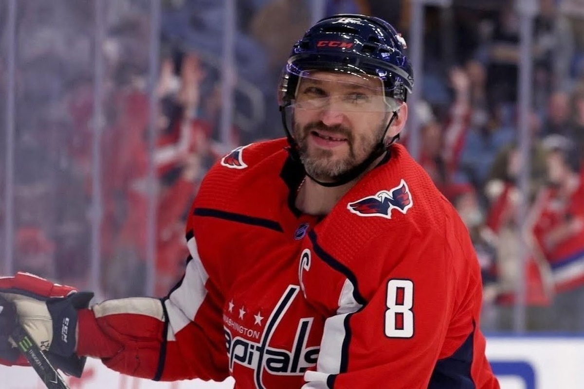   скриншот из видео «Гол Александра Овечкина в игре с Каролина Харрикейнз» с канала « Хоккейный Квартал»