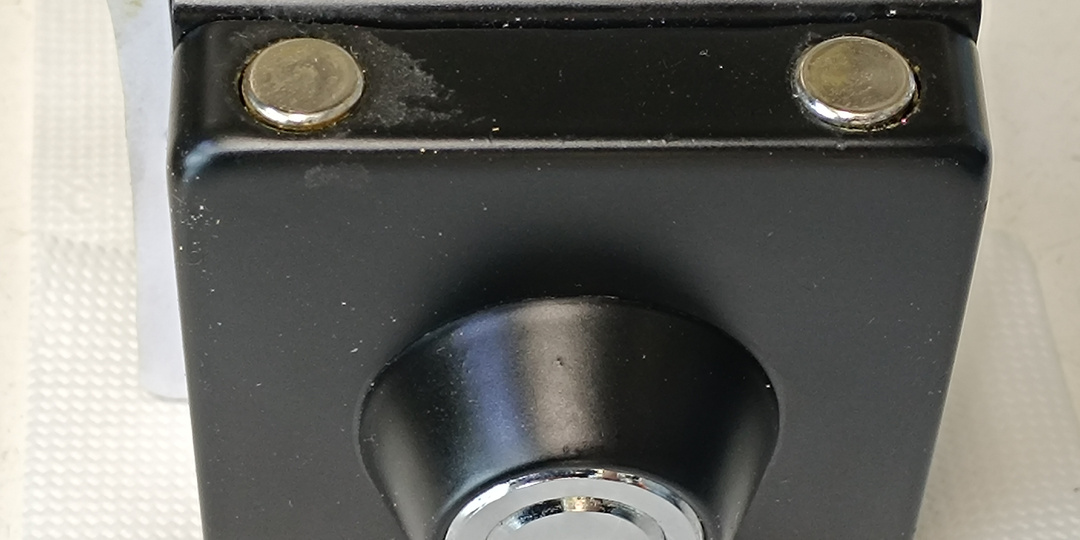 Многое зависит от удачи, но не только. Замо́к стеклянной двери без ключей.