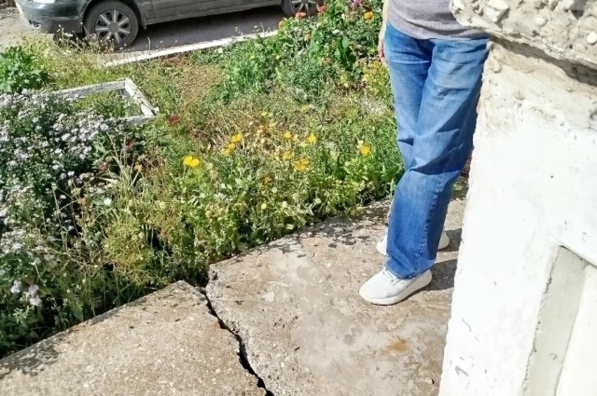    Со стороны оврага в отмостке появились глубокие трещины