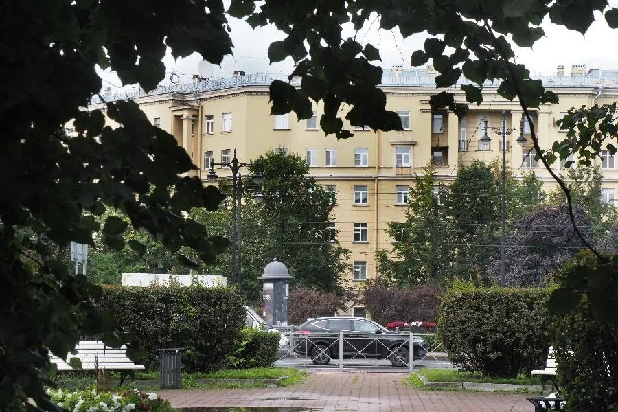 Площадь Братьев Стругацких находится на пересечении Московского проспекта, улицы Фрунзе и улицы Победы./ФОТО Сергея ГРИЦКОВА