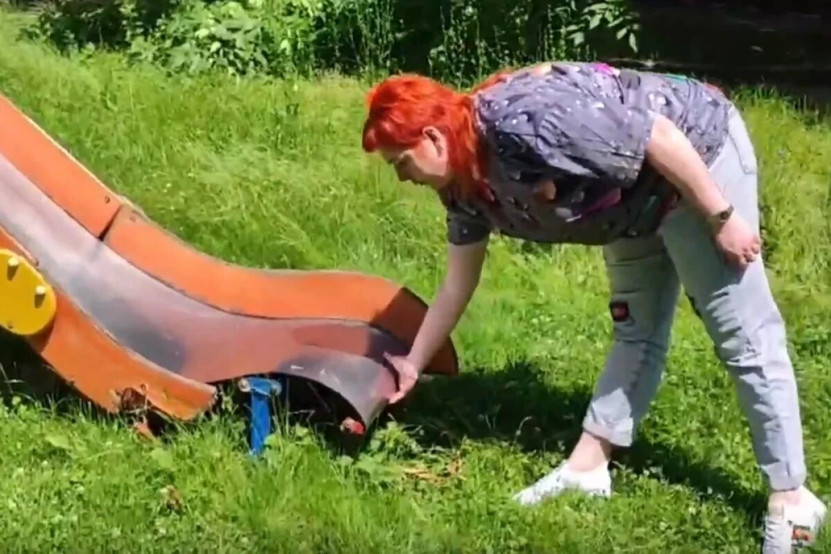    Качели покалечат.