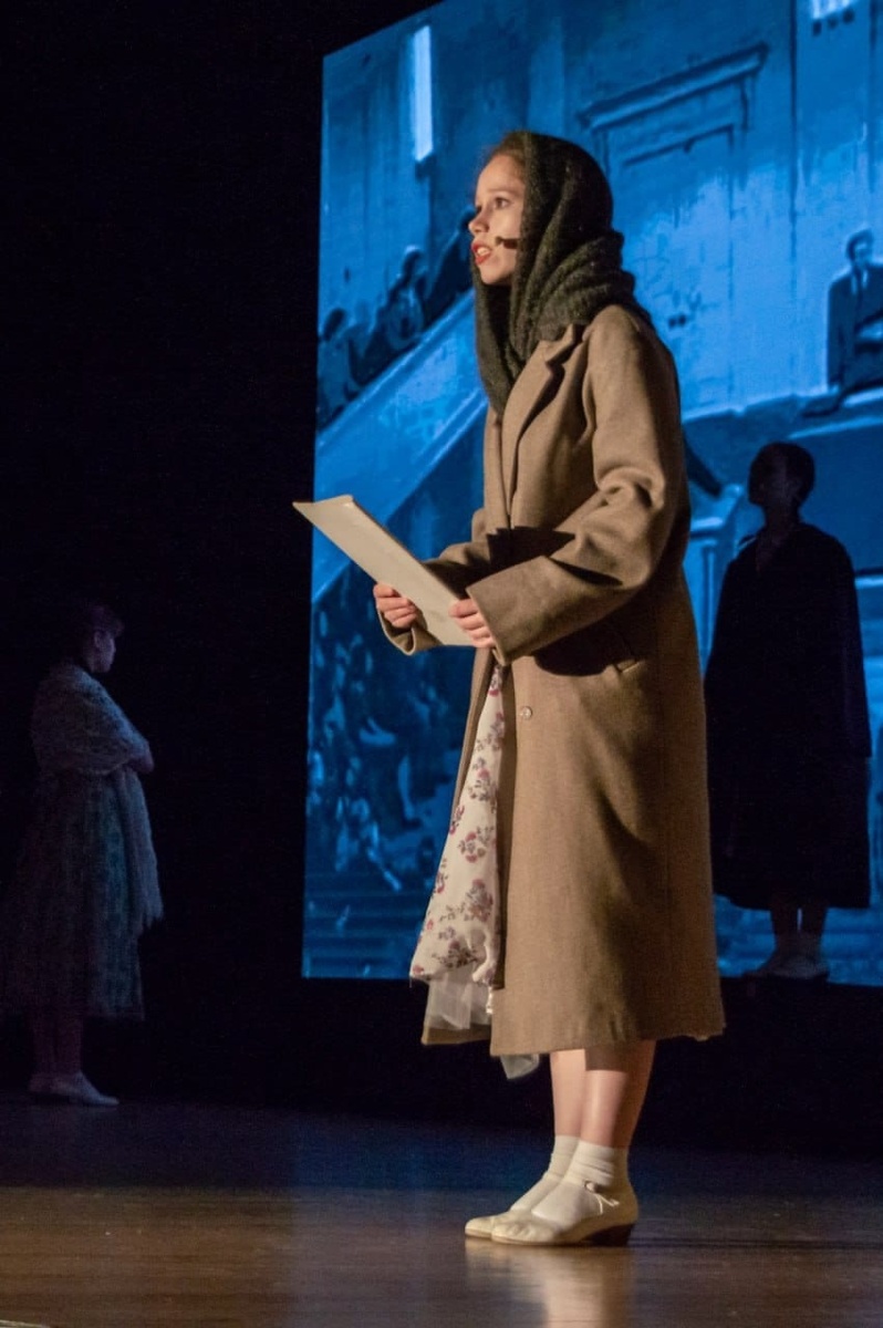 Исполнительница главной роли. Снимки со спектакля предоставлены Надеждой Переваловой