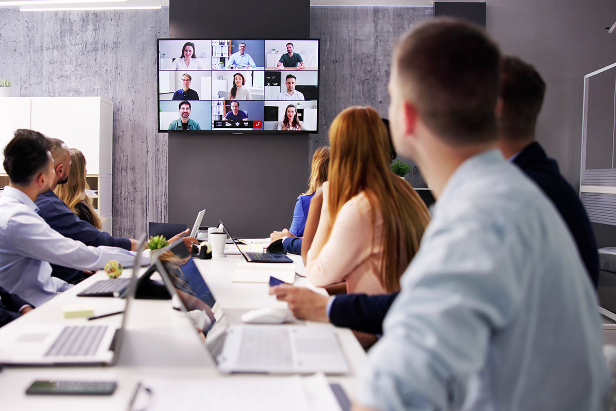    Видеосовещание с удаленщиками можно совмещать с офлайн-встречей в офисе. Источник: Andrey_Popov / Shutterstock / FOTODOM