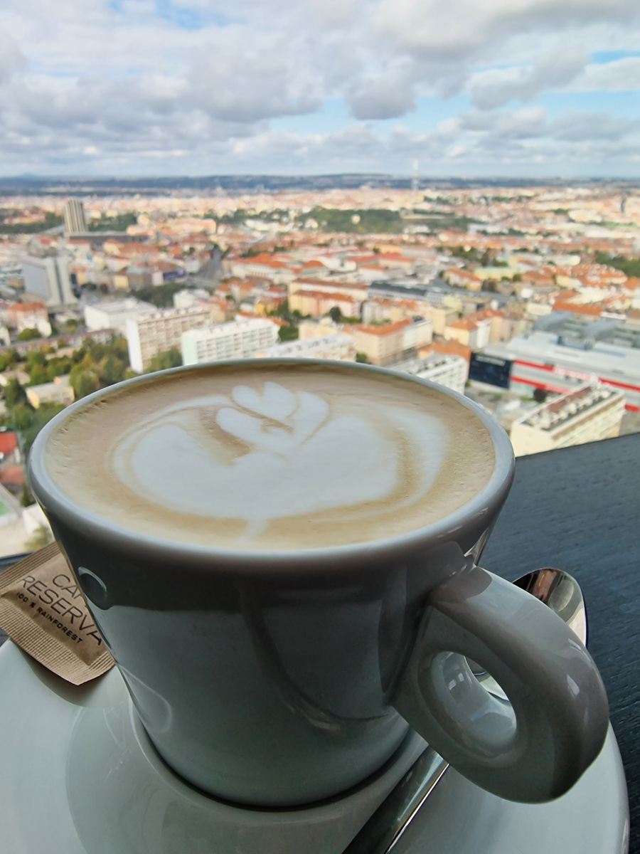 фото автора: кофе на фоне Праги