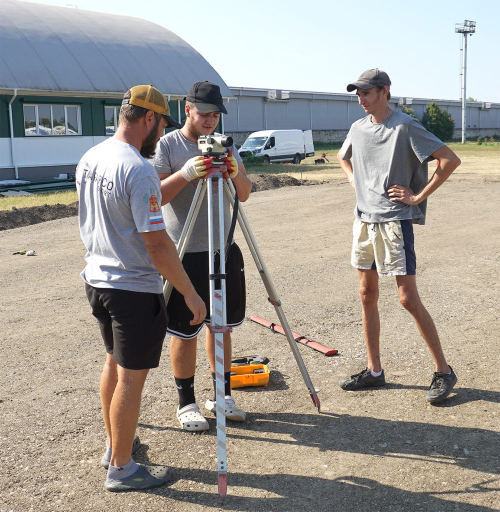    Работы на теннисных кортах продолжаются. Евгения Орлова