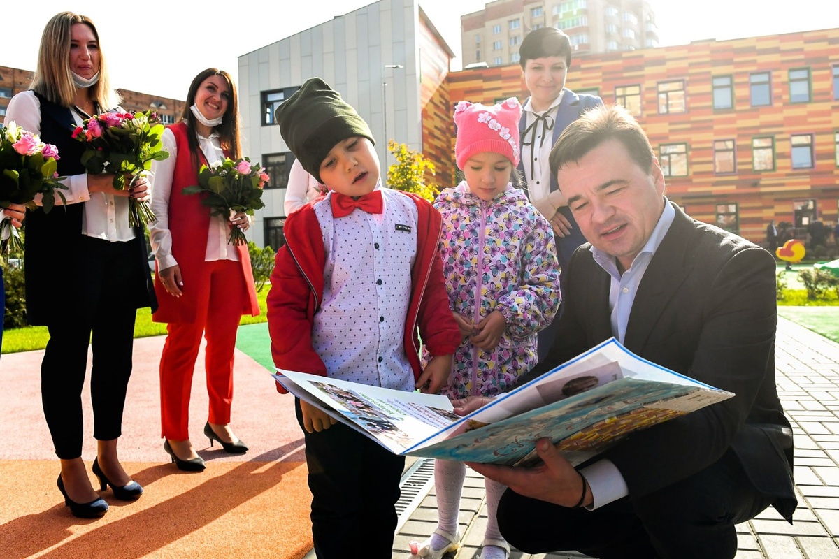 Одно из учреждений образования, построенных в нашем округе в рамках нацпроекта «Демография», – детский сад «Сказка» в микрорайоне Западный, который посетил губернатор Московской области Андрей Воробьёв.