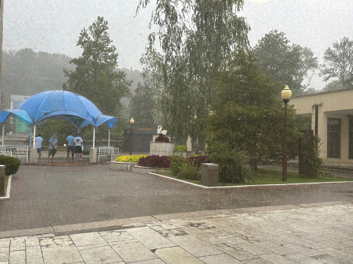 Ливень. Вид из окна питьевой галереи.