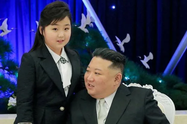 Ким с удивительно похожей на жену дочерью