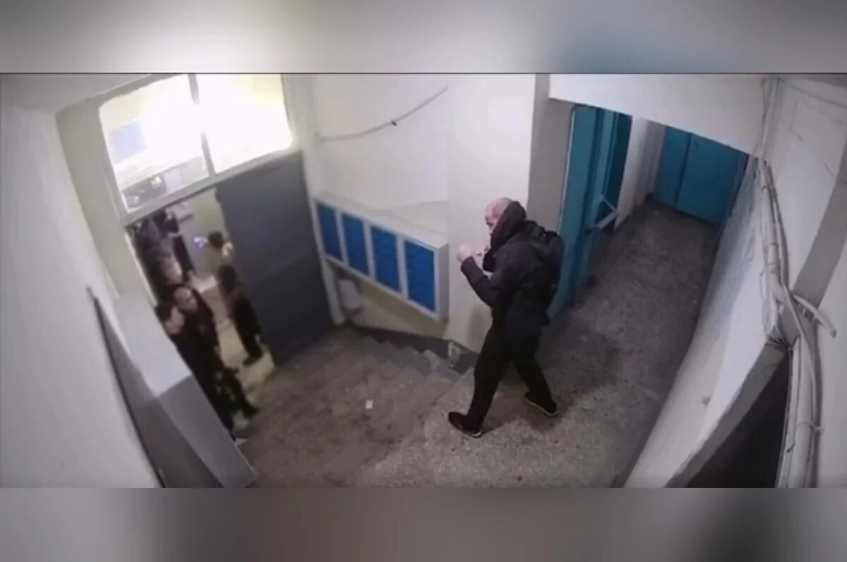    На кадрах, разлетевшихся по соцсетям, видно, как сперва мужчина отталкивает одного из подростков, но в тот же миг на него набрасывается толпа.