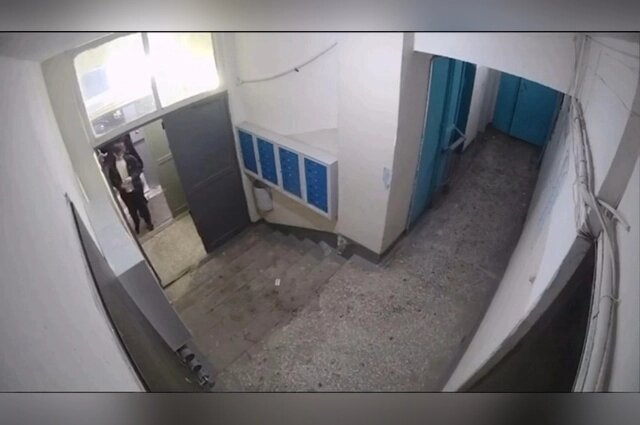    Мужчина спокойно заходит в подъезд, за ним увязывается толпа подростков. Фото: АиФ-Казань