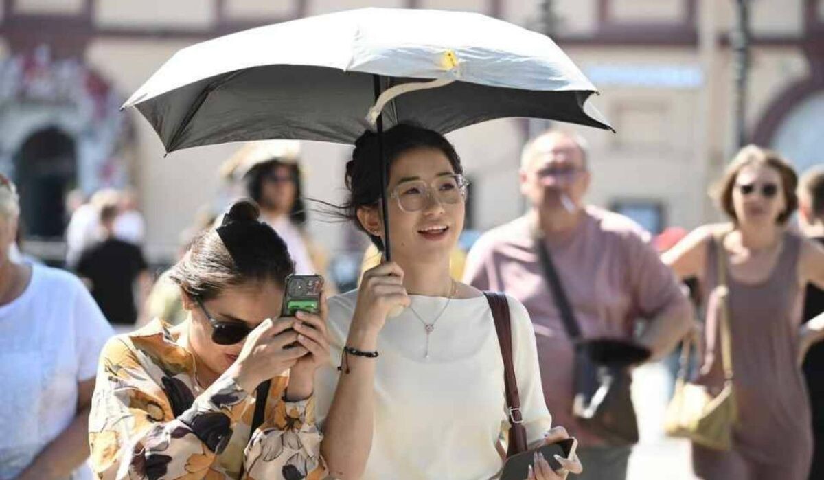     Люди под зонтом. Источник: kp.ru Автор фото: Алексей Булатов