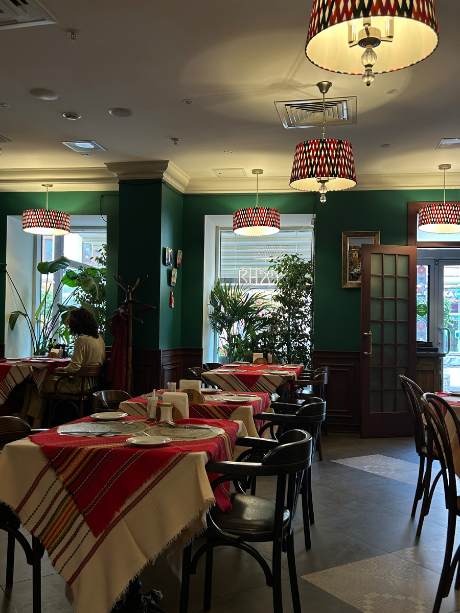 Окна выходят на Старый Арбат