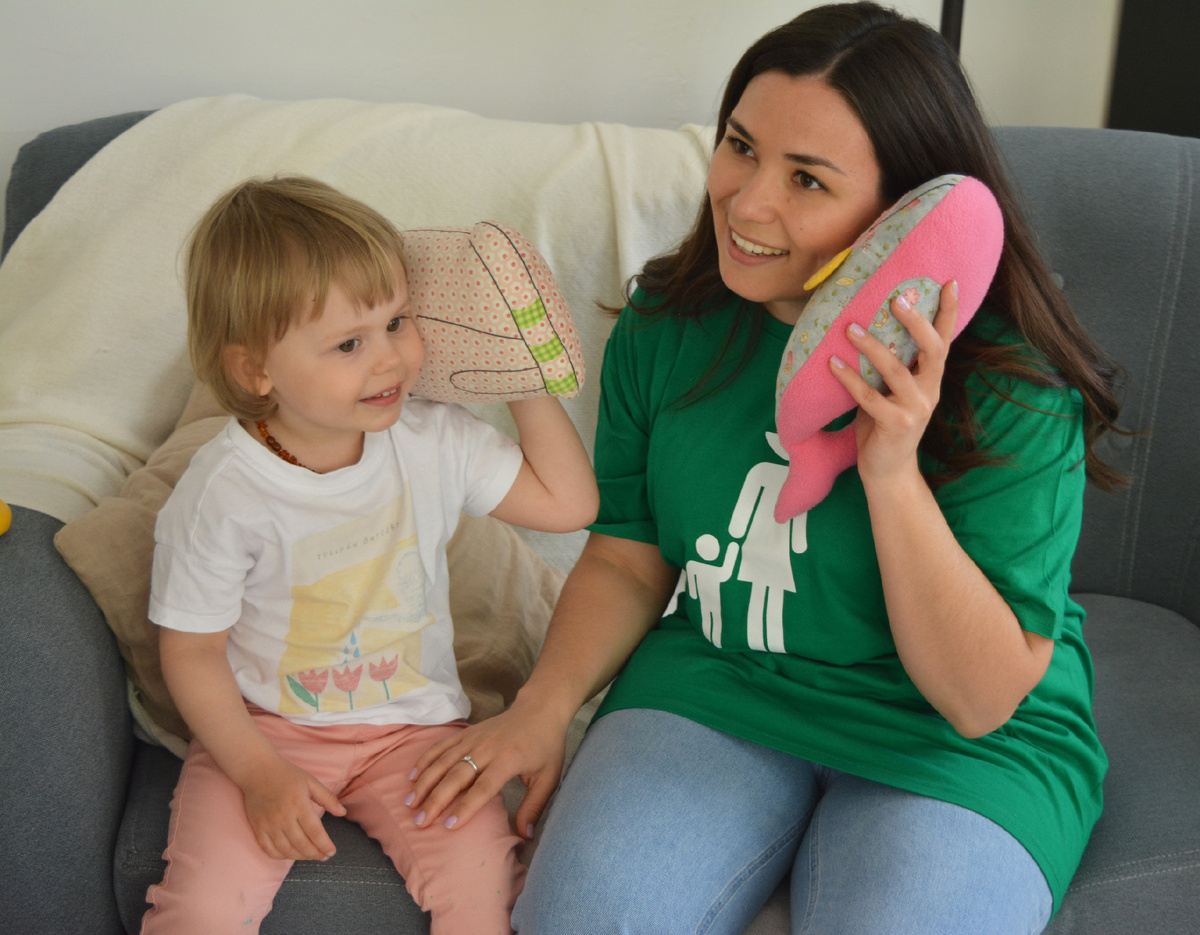 Бебиситтер Kidsout играет с ребенком