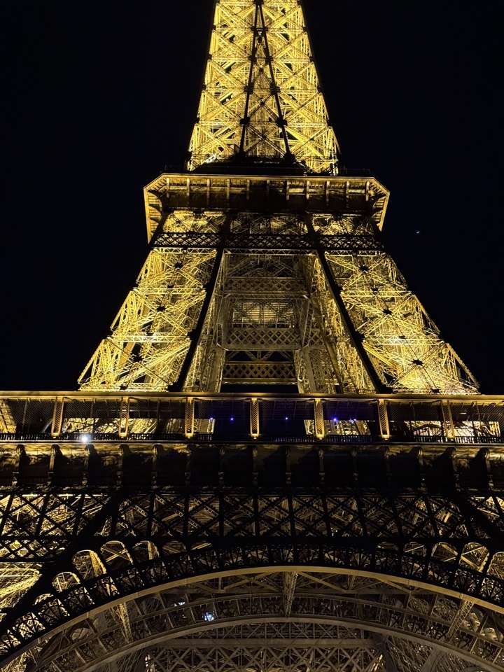 Эйфелева башня ночью, август 2025 Фото автора 