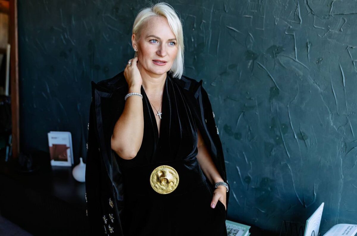 Почему одним людям всегда «везёт» — они легко находят людей, деньги, возможности.А другие будто живут в замкнутом круге: нет людей, нет денег, нет возможностей.❗ Истина в том, что дело не во внешних обстоятельствах.В каждом из нас живёт «нищеброд» — внутренняя установка на нехватку.«Мне не хватит денег»«Люди меня не понимают»«Для успеха нужны связи»«Я недостоин большего»Это не просто мысли. Это сценарий, по которому начинает работать ваша жизнь.Что делает «нищеброд» внутри насОн лишает энергии. Постоянно напоминает, что вы не можете, не заслуживаете, не дотягиваете.Он всегда голоден. Ему мало. Даже когда приходит что-то хорошее — он находит, к чему придраться.И вот результат:🔹 Вы не видите людей, которые могут помочь.🔹 Не замечаете дверей, которые уже открыты.🔹 Откладываете шаги, потому что «сейчас не время».Самое интересноеЭто всё не ваше настоящее «я».Это ваша правда. Ограничивающая версия вас.Она живёт, пока вы верите, что «так устроен мир».Но правда ведь не в том, что «ничего нет».А в том, что у вас есть право выбирать.Право перестать жить из позиции нехватки.Вопрос к вамГотовы ли вы убрать «нищеброда» из себя?Или удобнее оставаться в сценарии, где всегда не хватает — денег, людей, возможностей?Решение за вами.Потому что именно вы решаете, чья правда управляет вашей жизнью — «нищебродская» или настоящая.Переходи в канал https://t.me/+cR4a7dDOgMg2MDMy и развивайся в сильном окружении