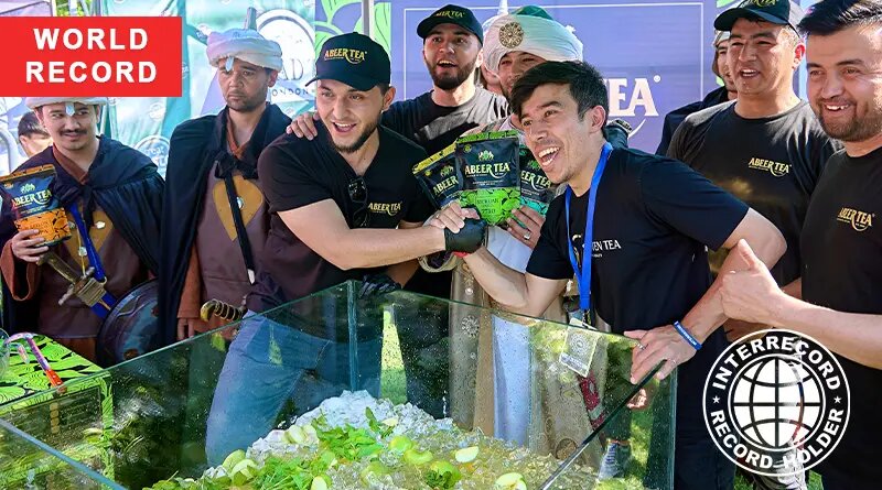 Приготовлена самая большая порция фруктового чая со льдом