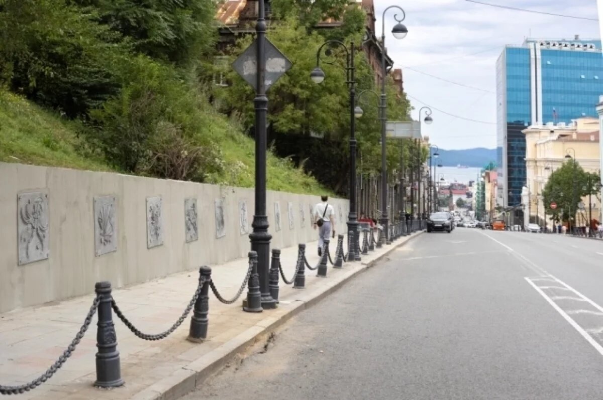    Во Владивостоке восстановили подпорную стену с барельефами на морскую тему