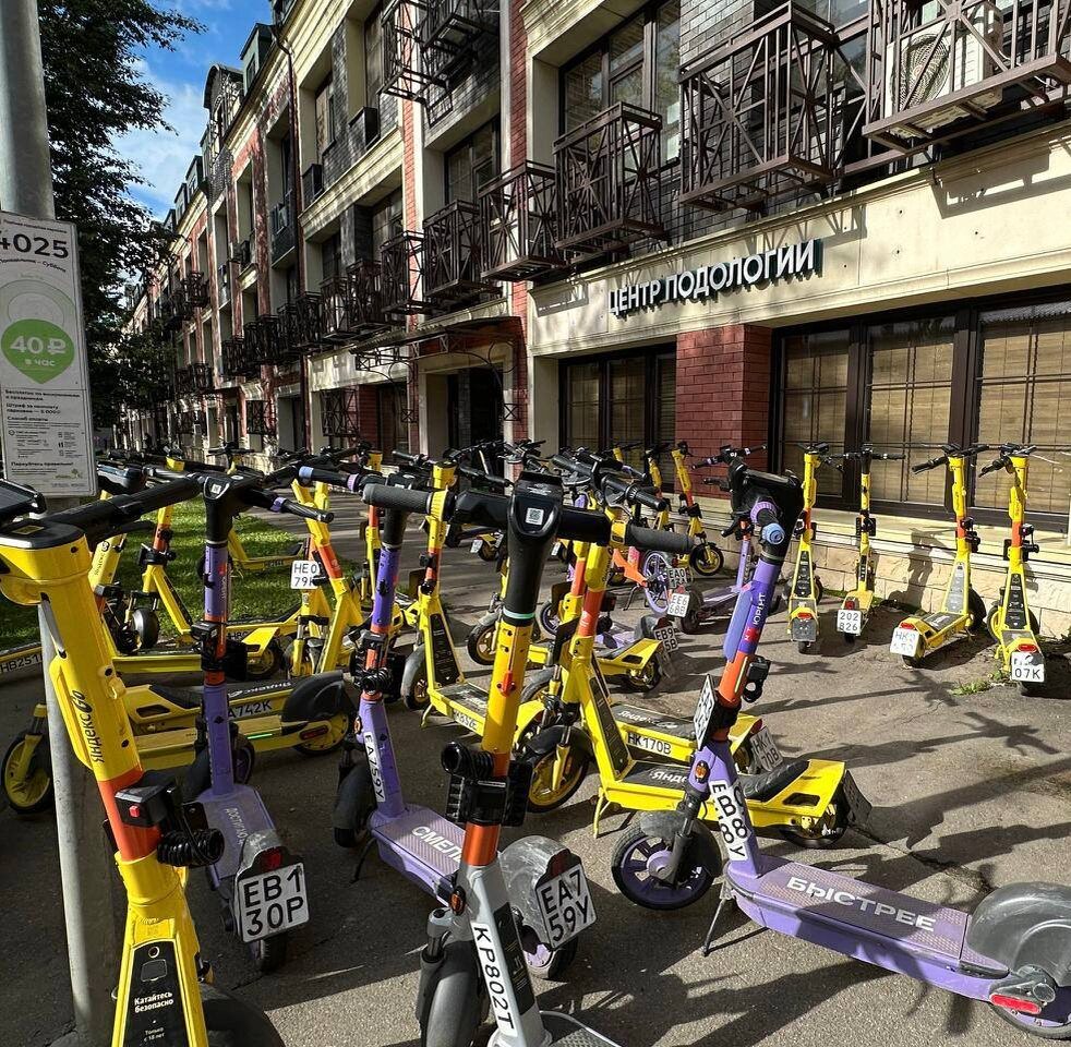 Парковка электро самокатов у входа в Центр подологии Podoprofeet https://podoprofeet.ru/clinic_msk