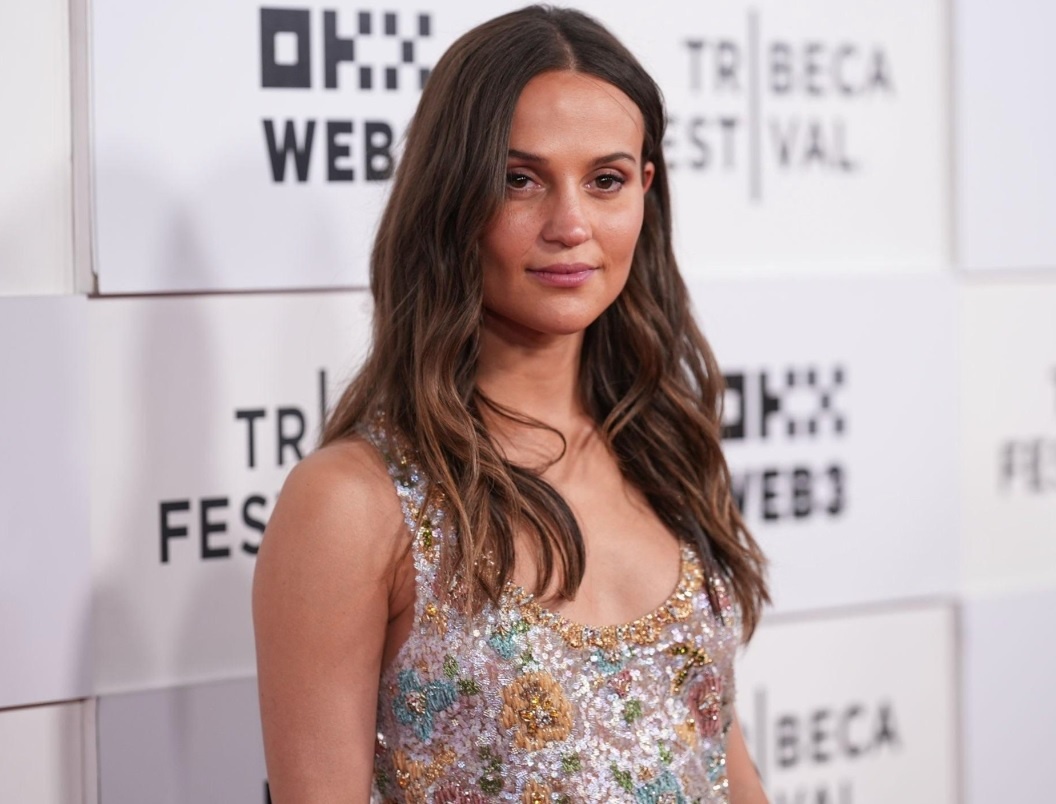  Алисия Викандер в роли Ксении