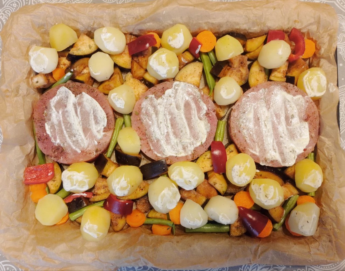 Медальоны из тунца и овощное ассорти.