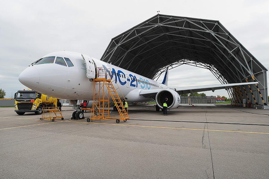 Нина Падалко / РИА Новости📷Авиалайнер МС-21-310 с двигателем ПД-14 перед началом испытаний на территории Летно-исследовательского института имени М.М. Громова в Жуковском