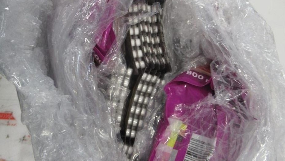    Изъятые стероиды в посылке с кошачьим кормом. Автор фото: Федеральная таможенная служба.