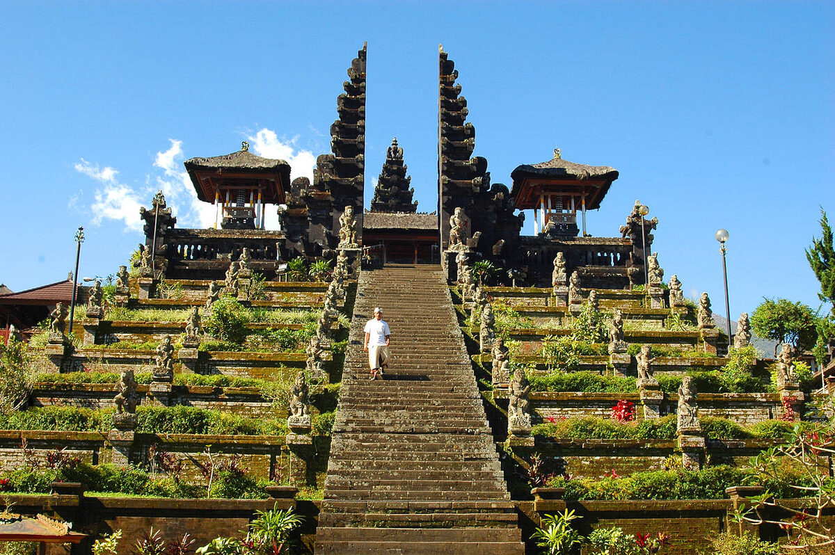 Храм Бесаких, Индонезия