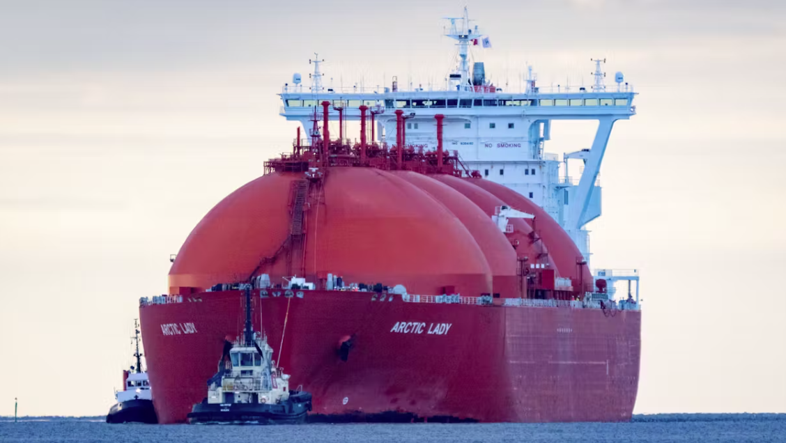 СПГ-танкер «Arctic Lady» доставляет груз СПГ на энергетический терминал «Дойче Остзее». На острове Рюген сжиженный природный газ можно подавать в сеть по объездным путям © Stefan Sauer/dpa