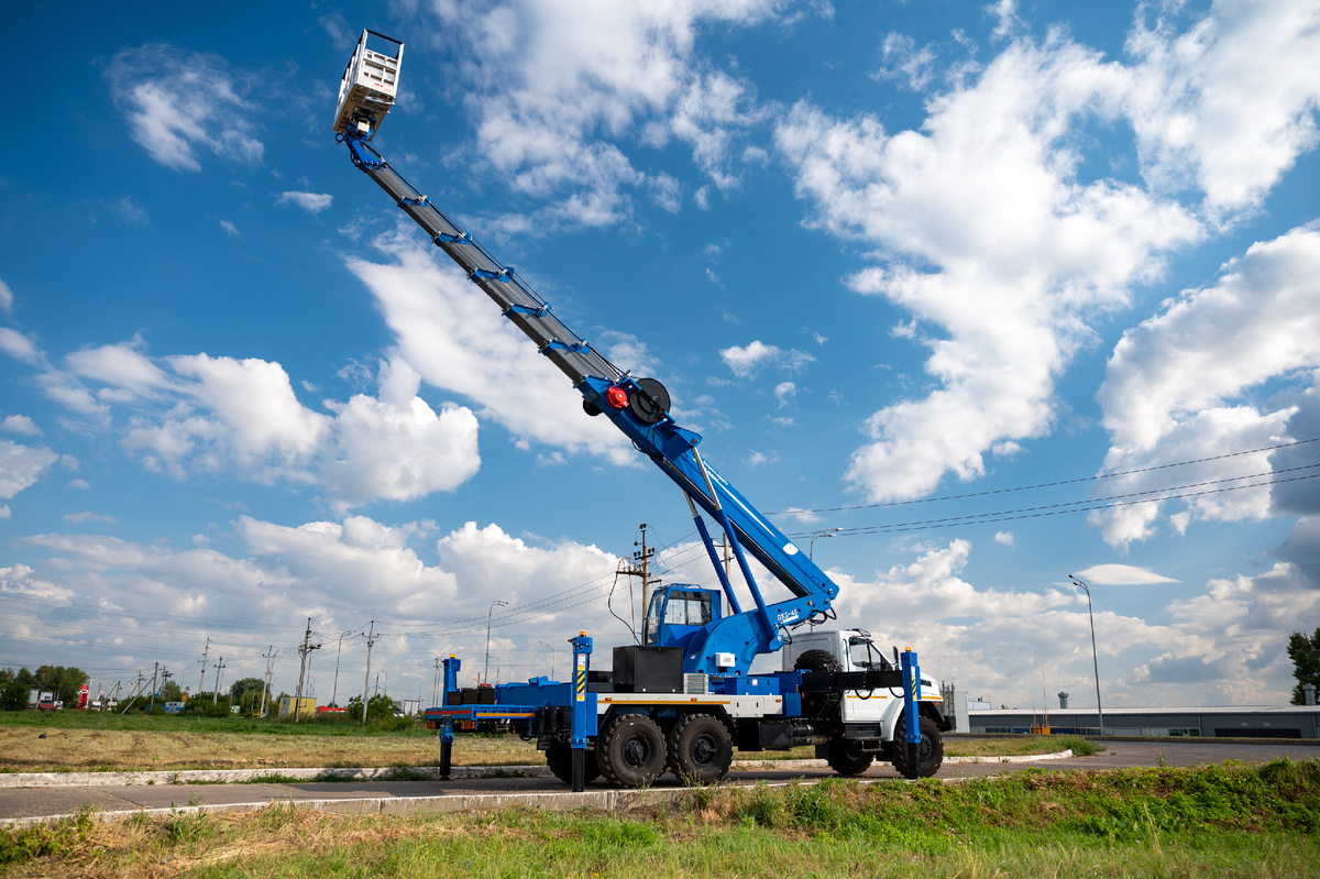 На фото автогидроподъемник ML-45 высотой подъема 45 метров 