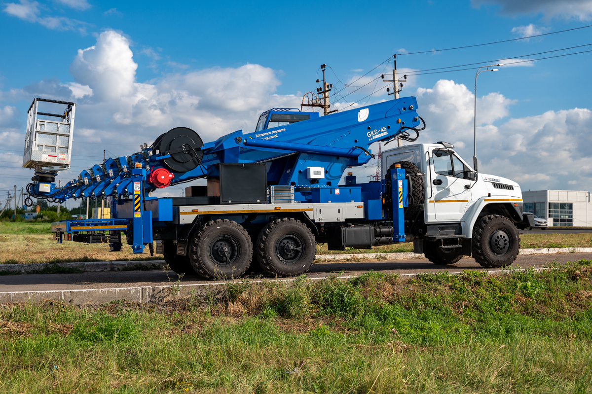 На фото автогидроподъемник ML-45 высотой подъема 45 метров