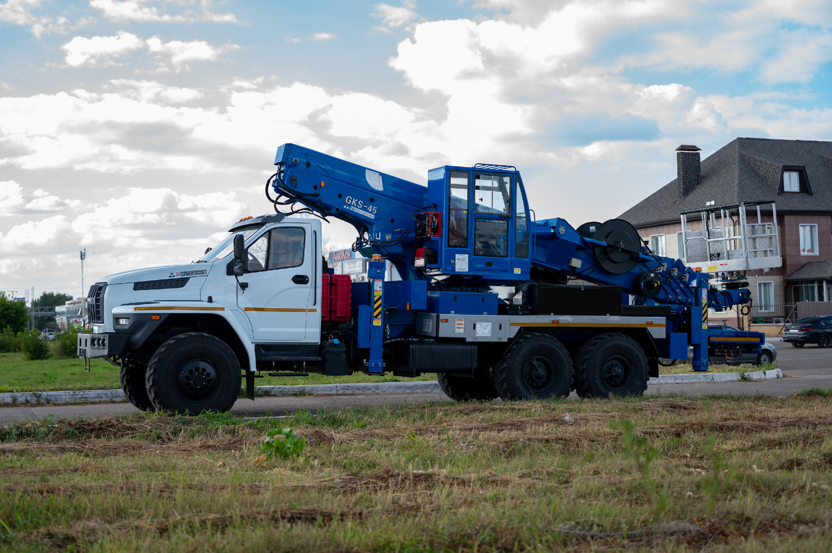 На фото автогидроподъемник ML-45 высотой подъема 45 метров
