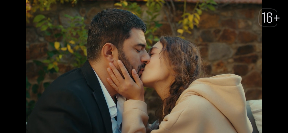 Стоп кадр из сериала «Дочь посла». Саджар и Наре