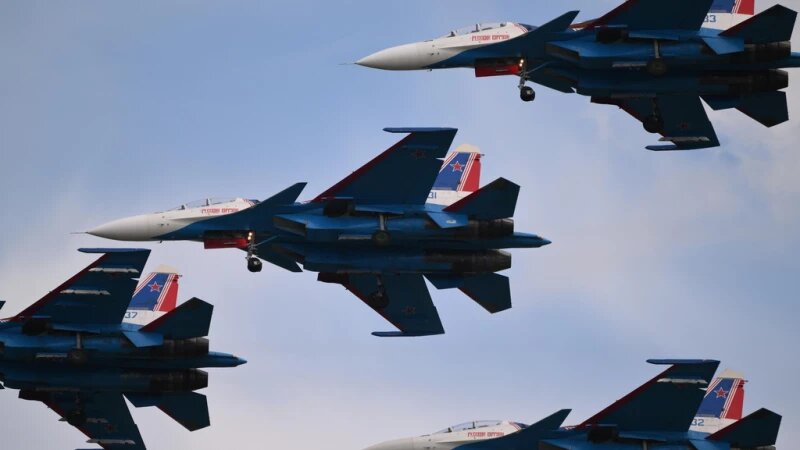     "Русские Витязи" над акваторией Оби. Дмитрий Лямзин