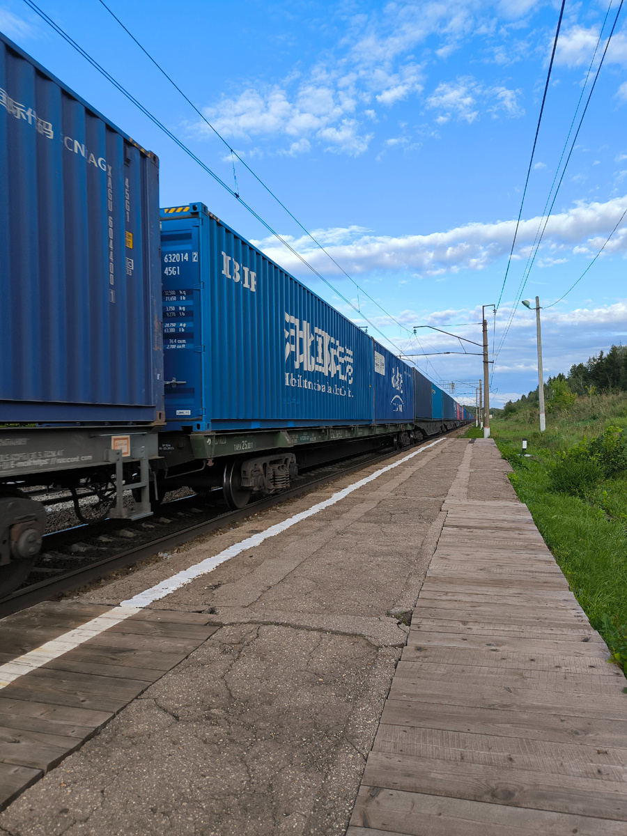 Платформа на станции сейчас. С тех времён изменились только поезда