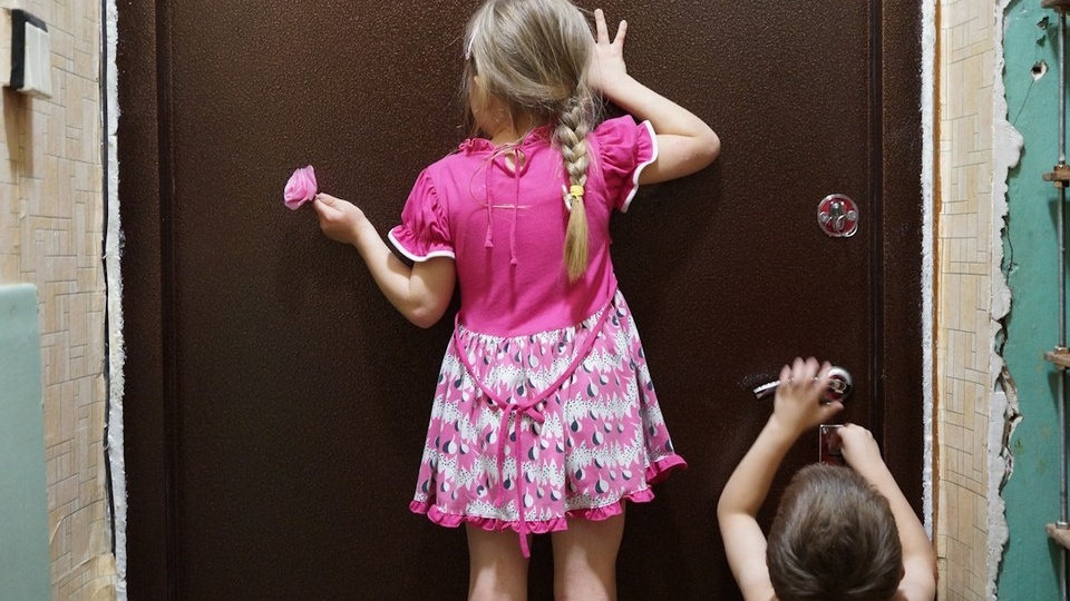 «Связывала скотчем и запирала в туалете»: Женщина спасла детей, над которыми после смерти мамы издевалась бабушка