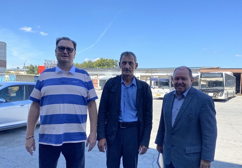    Сергей Завражин, Олег Греков и депутат Заксобрания Валерий бадьин. Фото группы депутатов Заксобрания по округу № 12