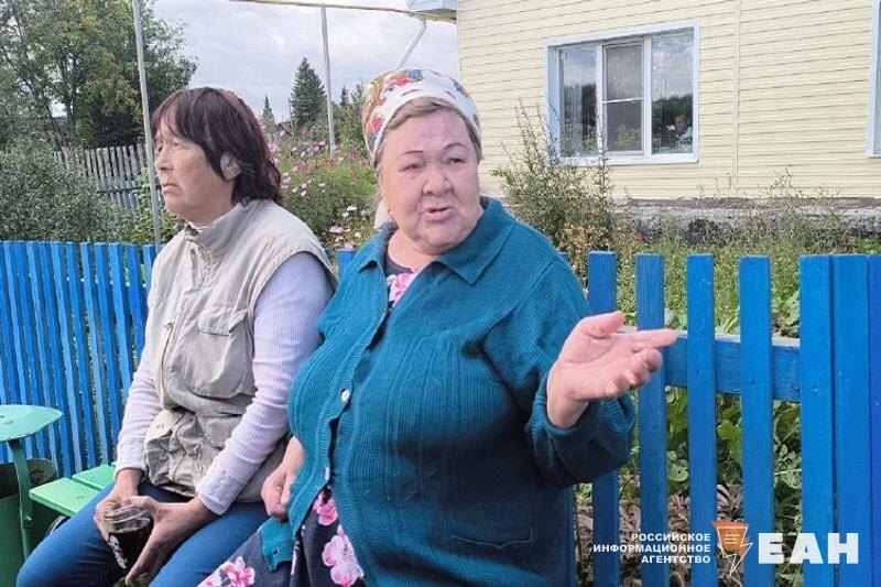    ЕАН. На фото - соседи семьи пропавшего мальчика