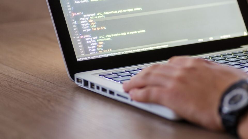    Программист. Тестировщик. Компьютер . Источник: pixabay.com