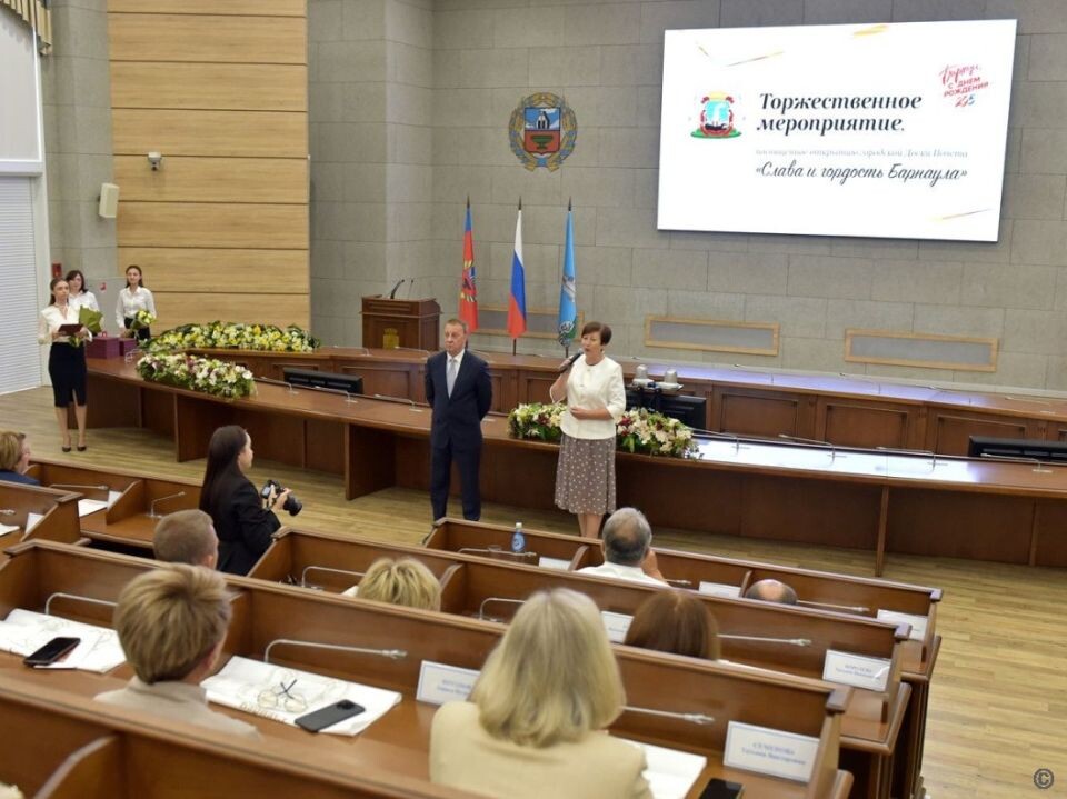    Церемония открытия обновленной городской Доски Почета "Слава и гордость Барнаула". Источник: barnaul.org