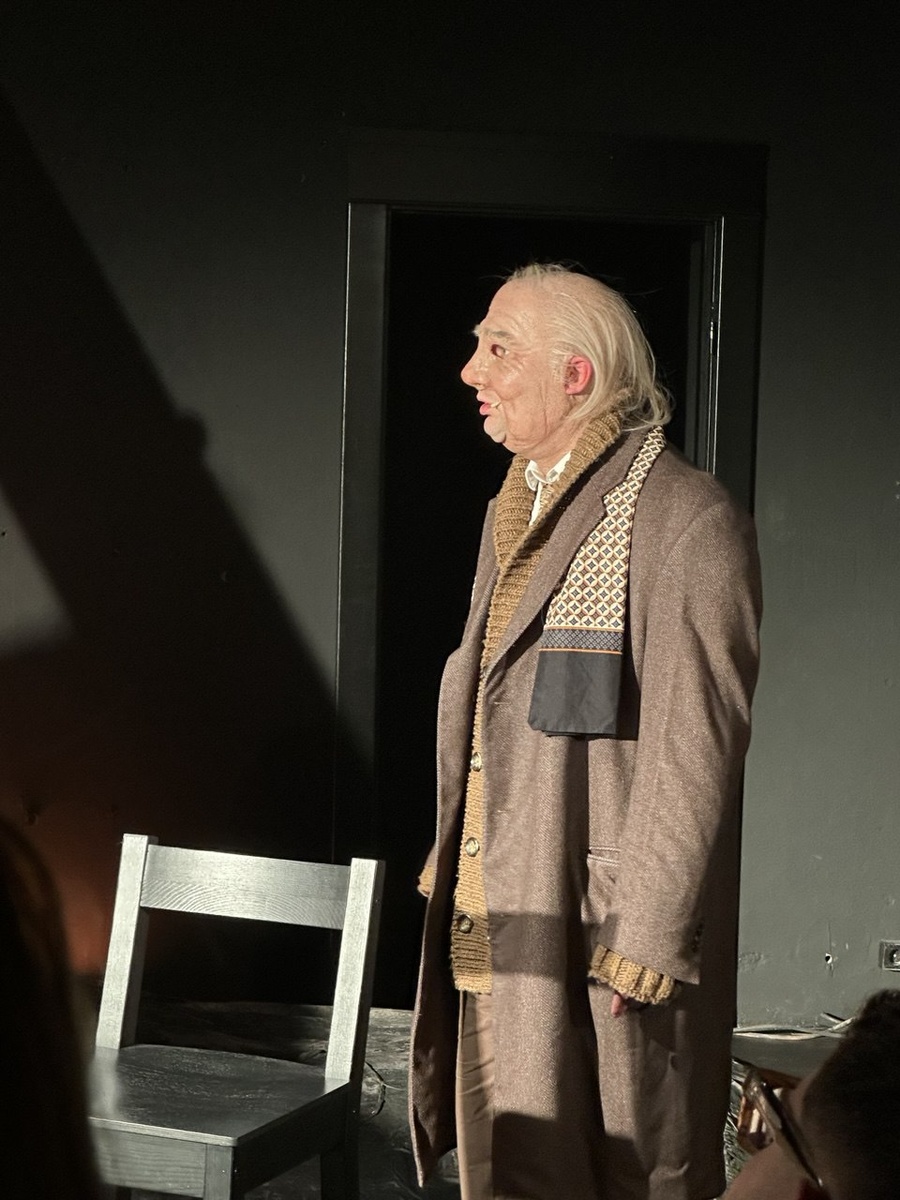 Павел Иванович Чичиков (Гоша Токаев). Спектакль «Мертвые души». Независимое театральное объединение «Озеро». Театр «Пространство внутри». Фото автора.